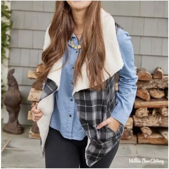 Matilda Jane Cozy Up Vest Reversible Black Gray Plaid Sherpa Lined Size Medium - Picture 1 of 6
